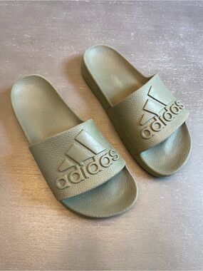 Unisex ADILETTE AQUA SLIDES in Olive